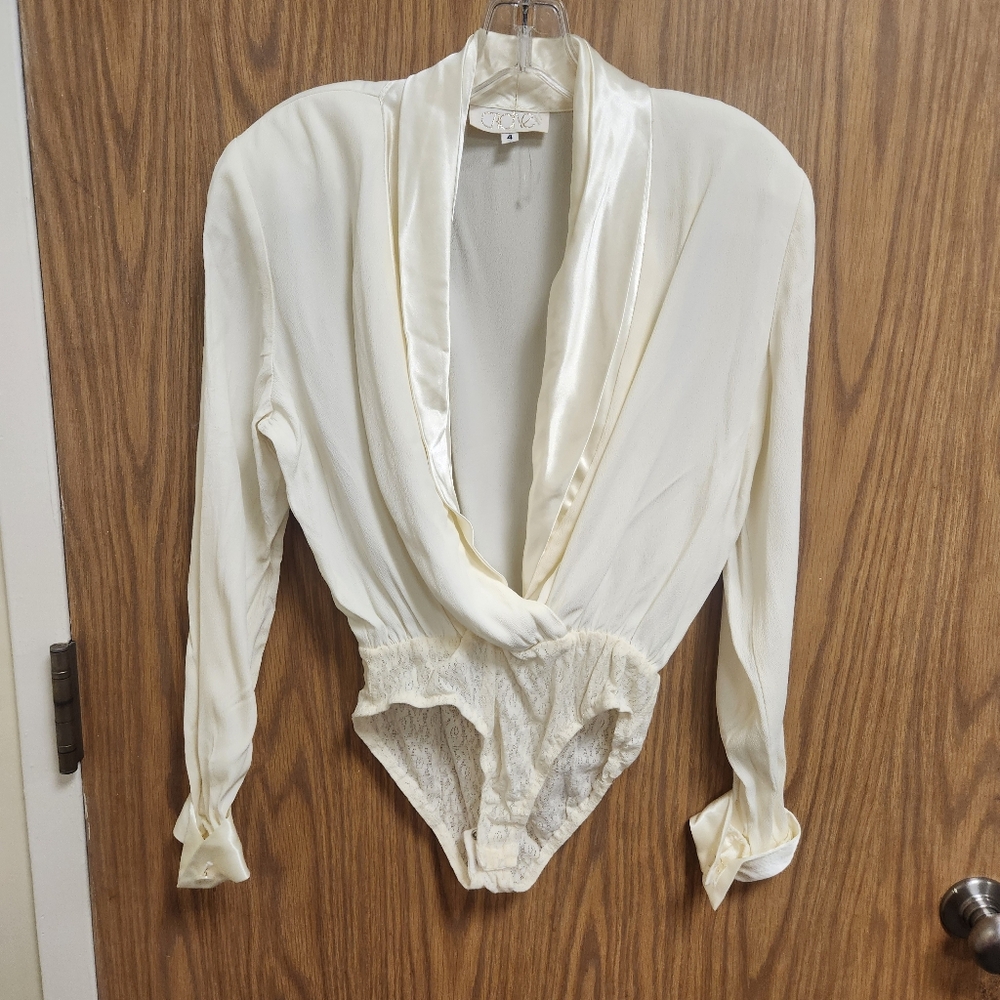 Cache Vintage Champagne color Body With Satin Collar And Cuffs Sz 4.